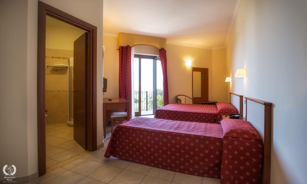 Royals Gate Hotel Rodi Garganico Bagian luar foto