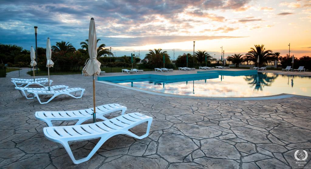 Royals Gate Hotel Rodi Garganico Bagian luar foto
